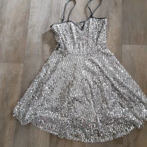 SIZE 8 SILVER JENNIFER LOPEZ EVENING DRESS